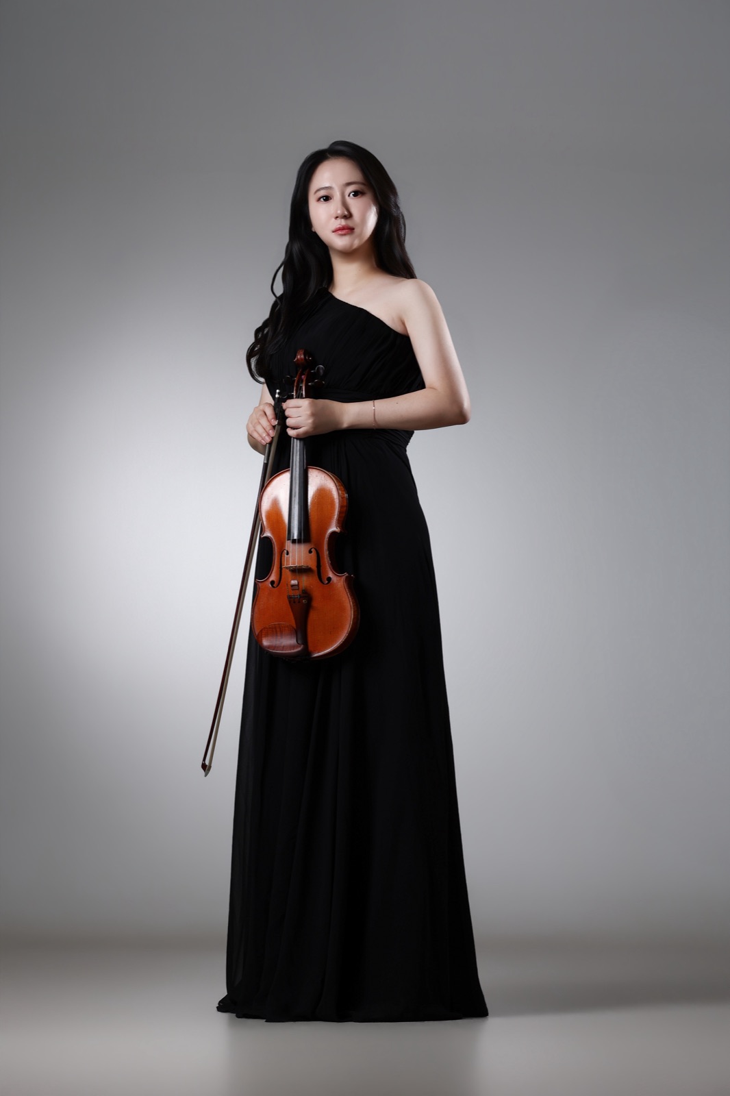 바이올린을 든 MIGA BANG
